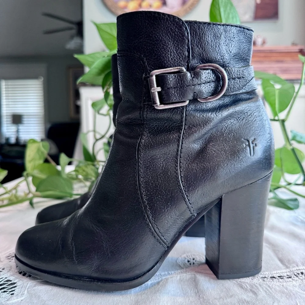 Frye Parker D  Black Leather stacked heel Boots size 8M - Picture 2 of 9